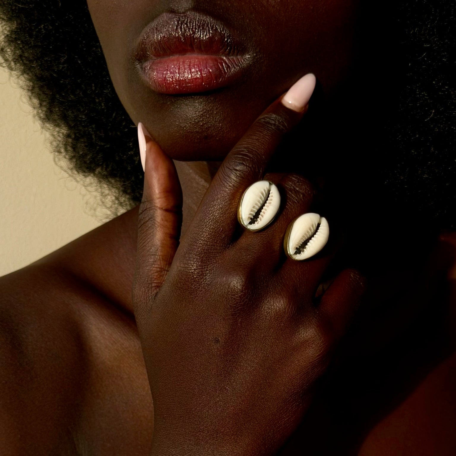 Double cowry ring